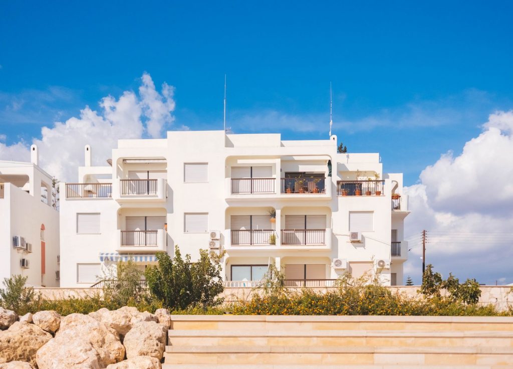 Apartamenty nad morzem – kupić czy wynająć?