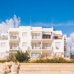 Apartamenty nad morzem – kupić czy wynająć?